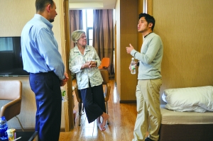 与机构养老相比，居家养老的优势在于不必使老年人脱离原有的居住环境和社会关系，也方便子女在闲暇时照顾老人，老人的情感需求能够得到充分满足。CNSPHOTO提供