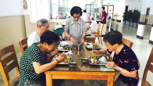 即便在嘉兴住了7年，85岁的程陆飞（化名）有时还必须回上海——求医问药。